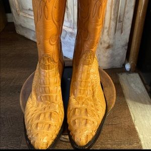 Cobos cowboy Boots. Like new natural leather alligator.Size 8.5
